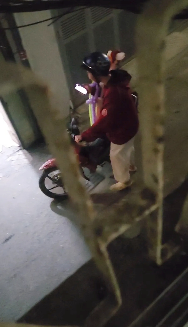 Bị chụp l&eacute;n rồi lan truyền với c&acirc;u chuyện "đi b&aacute;n b&oacute;ng bay để kiếm tiền nu&ocirc;i em", sinh vi&ecirc;n B&aacute;ch khoa H&agrave; Nội l&ecirc;n tiếng- Ảnh 3.