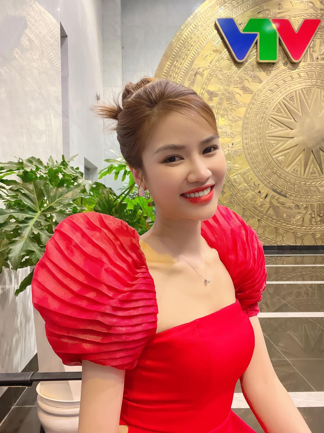 Người đàn bà làng chài "chửi như hát" trên phim giờ vàng VTV: Ngoài đời xinh bất ngờ, lại thêm style đẹp miễn chê- Ảnh 4. Người đàn bà làng chài "chửi như hát" trên phim giờ vàng VTV: Ngoài đời xinh bất ngờ, lại thêm style đẹp miễn chê- Ảnh 4.