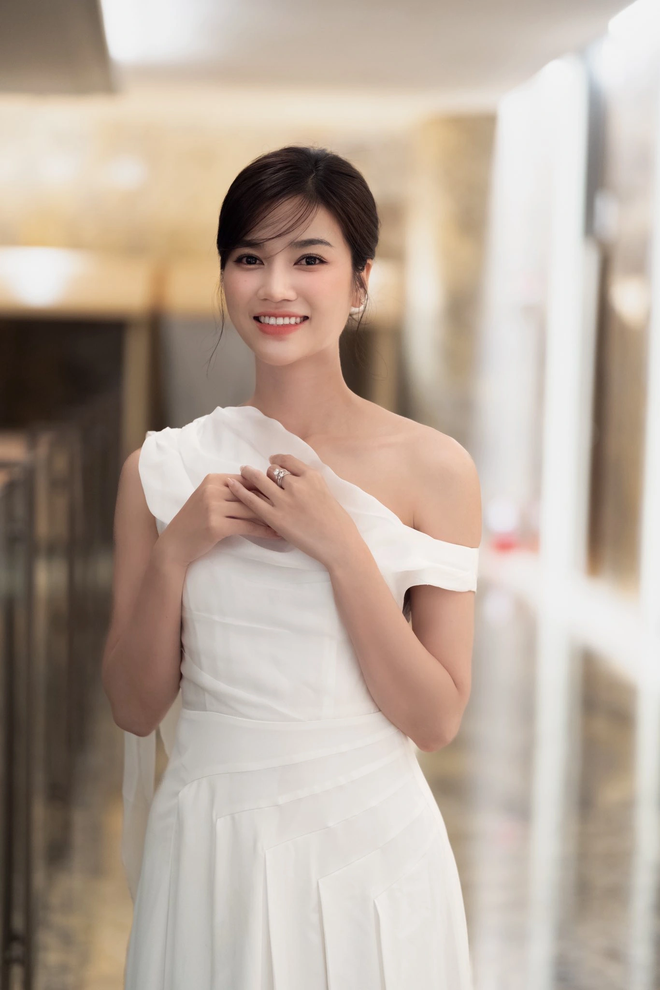 Người đàn bà làng chài "chửi như hát" trên phim giờ vàng VTV: Ngoài đời xinh bất ngờ, lại thêm style đẹp miễn chê- Ảnh 5. Người đàn bà làng chài "chửi như hát" trên phim giờ vàng VTV: Ngoài đời xinh bất ngờ, lại thêm style đẹp miễn chê- Ảnh 5.