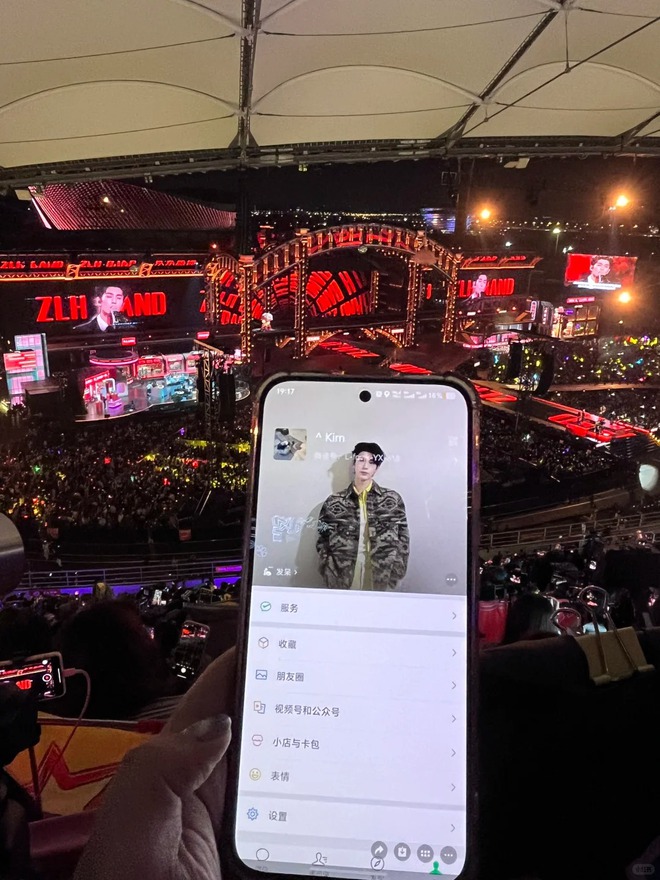 Clip đang nổi tiếng to&agrave;n cầu về dịch vụ cho người m&ecirc; sống "ph&ocirc;ng bạt", th&iacute;ch đu idol: Kiếm tiền dễ thế sao?- Ảnh 3.