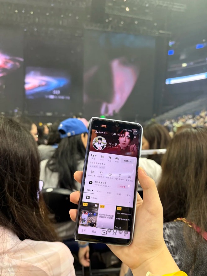 Clip đang nổi tiếng to&agrave;n cầu về dịch vụ cho người m&ecirc; sống "ph&ocirc;ng bạt", th&iacute;ch đu idol: Kiếm tiền dễ thế sao?- Ảnh 4.