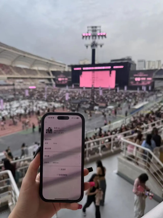 Clip đang nổi tiếng to&agrave;n cầu về dịch vụ cho người m&ecirc; sống "ph&ocirc;ng bạt", th&iacute;ch đu idol: Kiếm tiền dễ thế sao?- Ảnh 7.