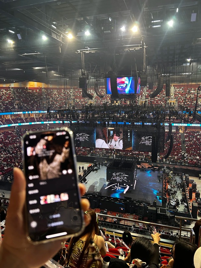 Clip đang nổi tiếng to&agrave;n cầu về dịch vụ cho người m&ecirc; sống "ph&ocirc;ng bạt", th&iacute;ch đu idol: Kiếm tiền dễ thế sao?- Ảnh 6.