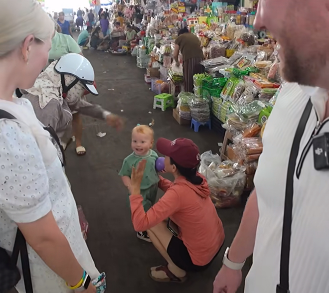 Em bé Tây đi chợ ở Đà Nẵng hút 2 triệu view: Danh tính bất ngờ!- Ảnh 10. Em bé Tây đi chợ ở Đà Nẵng hút 2 triệu view: Danh tính bất ngờ!- Ảnh 10.