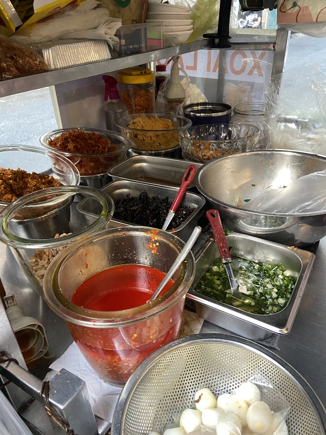 Xe b&aacute;nh tr&aacute;ng được Trấn Th&agrave;nh review bị tố tăng gi&aacute; đột ngột, chủ đ&aacute;p trả: "B&agrave; đ&acirc;u c&oacute; &eacute;p!&rdquo;- Ảnh 3.