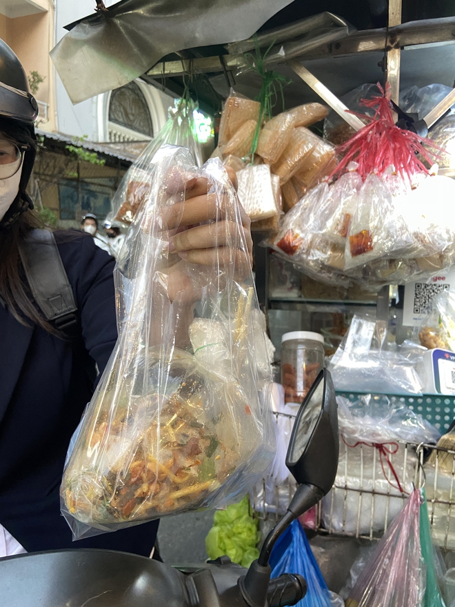 Xe b&aacute;nh tr&aacute;ng được Trấn Th&agrave;nh review bị tố tăng gi&aacute; đột ngột, chủ đ&aacute;p trả: "B&agrave; đ&acirc;u c&oacute; &eacute;p!&rdquo;- Ảnh 7.