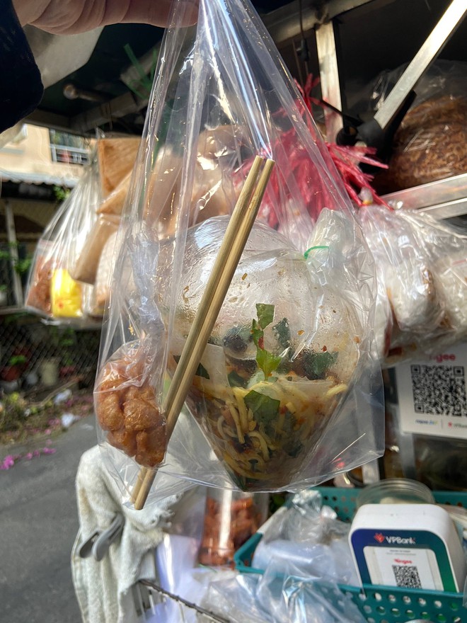 Xe b&aacute;nh tr&aacute;ng được Trấn Th&agrave;nh review bị tố tăng gi&aacute; đột ngột, chủ đ&aacute;p trả: "B&agrave; đ&acirc;u c&oacute; &eacute;p!&rdquo;- Ảnh 6.