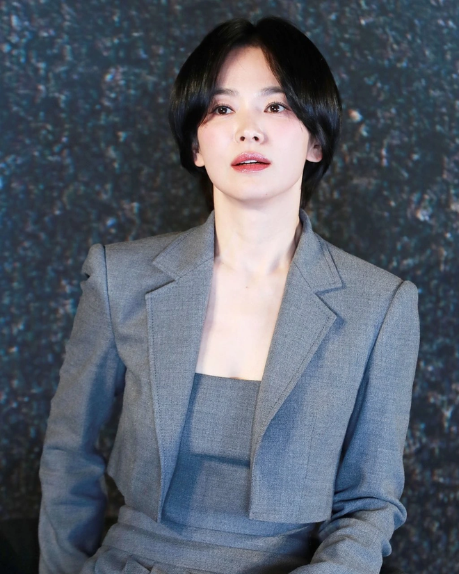 Song Hye Kyo 44 tuổi vẫn l&agrave; "s&aacute;ch mẫu" mặc đẹp, s&agrave;nh điệu level max- Ảnh 1.