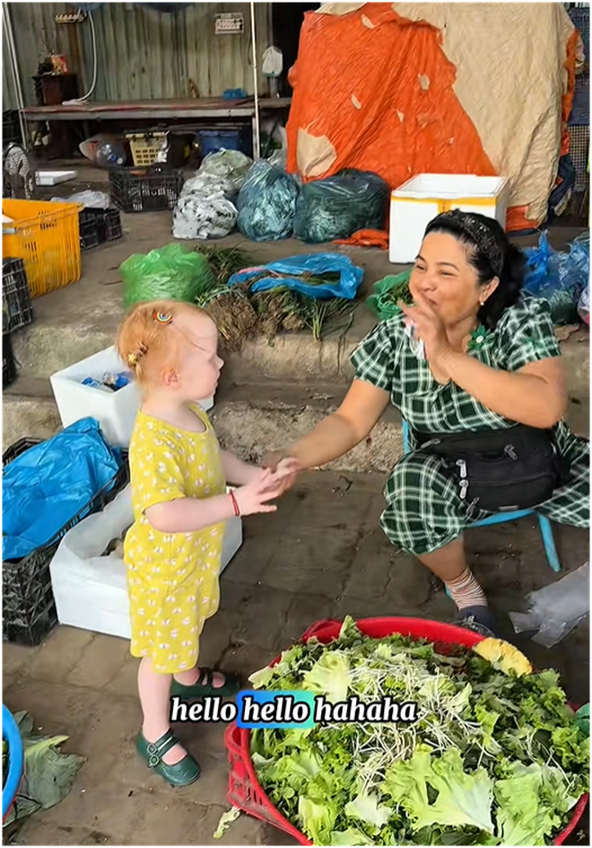 Em bé Tây đi chợ ở Đà Nẵng hút 2 triệu view: Danh tính bất ngờ!- Ảnh 7. Em bé Tây đi chợ ở Đà Nẵng hút 2 triệu view: Danh tính bất ngờ!- Ảnh 7.