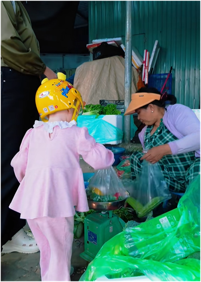 Em bé Tây đi chợ ở Đà Nẵng hút 2 triệu view: Danh tính bất ngờ!- Ảnh 6. Em bé Tây đi chợ ở Đà Nẵng hút 2 triệu view: Danh tính bất ngờ!- Ảnh 6.