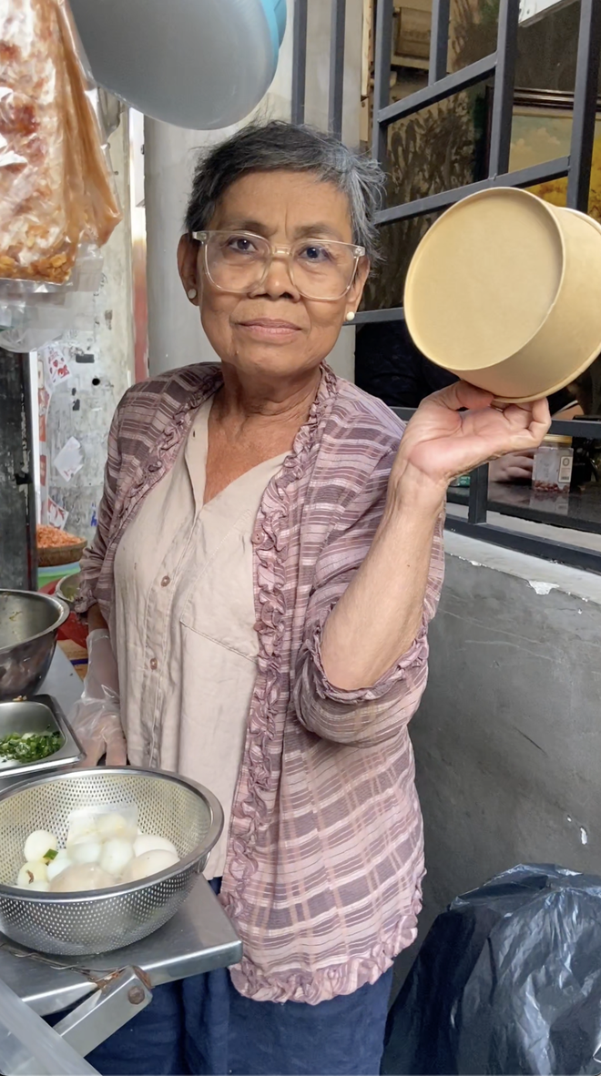 Xe b&aacute;nh tr&aacute;ng được Trấn Th&agrave;nh review bị tố tăng gi&aacute; đột ngột, chủ đ&aacute;p trả: "B&agrave; đ&acirc;u c&oacute; &eacute;p!&rdquo;- Ảnh 4.