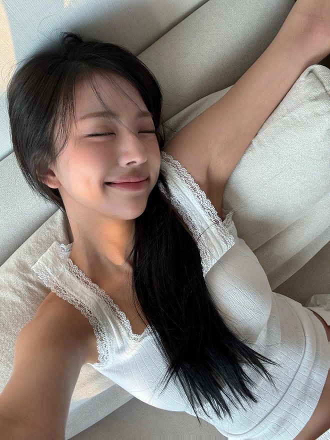 Mỹ nữ 2k ở Địa Ngục Độc Th&acirc;n: Mặt nhỏ như quả trứng, nhận cơn mưa lời khen v&igrave; mặc đẹp- Ảnh 3.