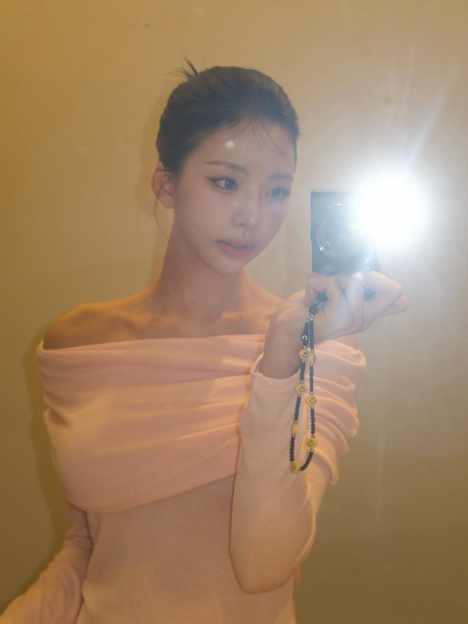 Mỹ nữ 2k ở Địa Ngục Độc Th&acirc;n: Mặt nhỏ như quả trứng, nhận cơn mưa lời khen v&igrave; mặc đẹp- Ảnh 2.
