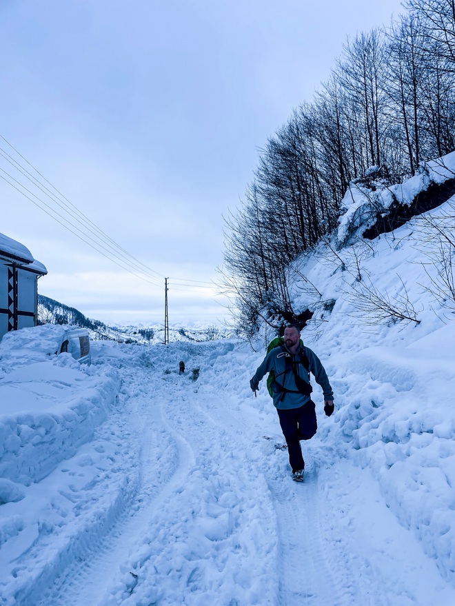 Khách Tây đi bộ xuyên lục địa nổi tiếng thế giới, giữa đường bất ngờ book vé máy bay đến Việt Nam: Lý do cảm động- Ảnh 4. Khách Tây đi bộ xuyên lục địa nổi tiếng thế giới, giữa đường bất ngờ book vé máy bay đến Việt Nam: Lý do cảm động- Ảnh 4.