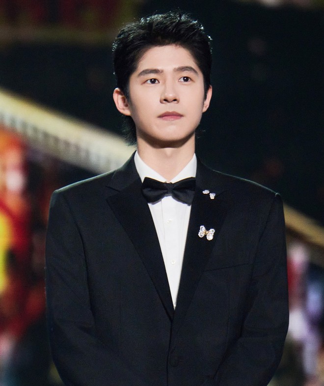 Ba nam diễn viên bị phát hiện tới quán bar "tay vịn"- Ảnh 2. Ba nam diễn viên bị phát hiện tới quán bar "tay vịn"- Ảnh 2.