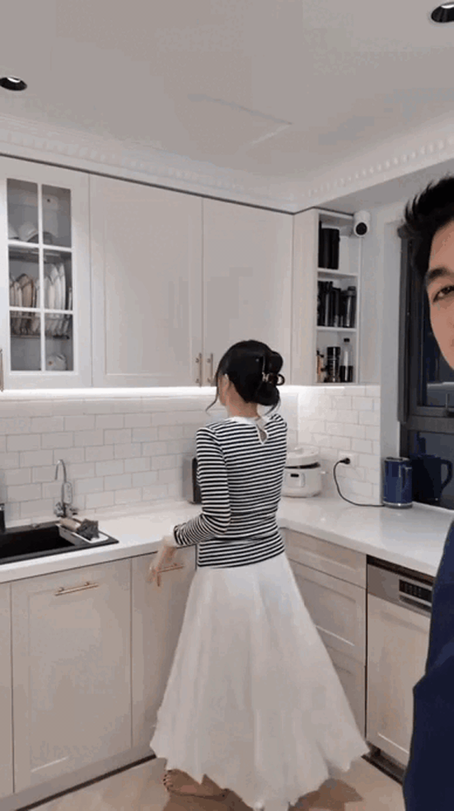 D&agrave;n "nam thần Vbiz" đ&atilde; đẹp lại gi&agrave;u, sống đời xa hoa: Người ở biệt thự 70 tỷ, người sở hữu penthouse c&oacute; s&acirc;n vườn hồ c&aacute;- Ảnh 5.