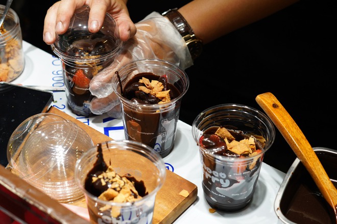 Nam sinh B&aacute;ch Khoa b&aacute;n d&acirc;u socola ch&aacute;y h&agrave;ng sau hai tiếng, đuối qu&aacute; phải đ&oacute;ng cửa b&aacute;o &ldquo;trốn kh&aacute;ch&rdquo;- Ảnh 8.