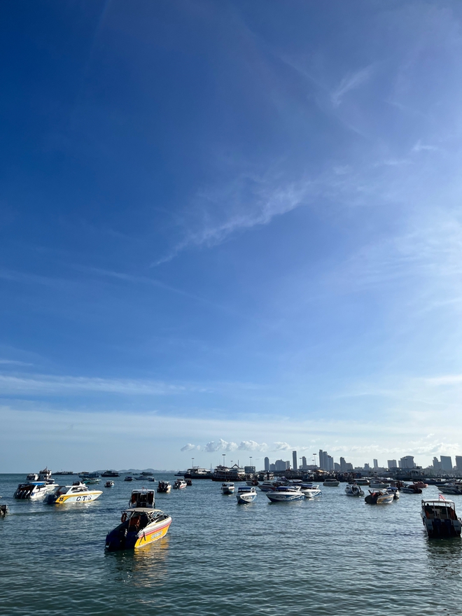 Chi 6 triệu sắm giày leo núi, quần áo đúng dresscode du lịch hè cùng công ty: "Thà nhịn ăn chứ không thể thua kém"- Ảnh 4. Chi 6 triệu sắm giày leo núi, quần áo đúng dresscode du lịch hè cùng công ty: "Thà nhịn ăn chứ không thể thua kém"- Ảnh 4.