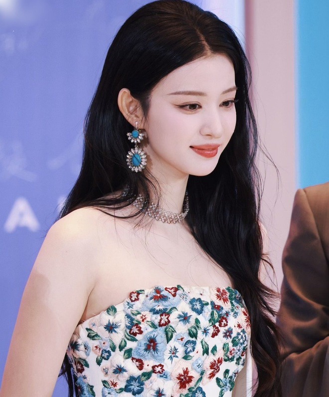 C&ocirc; g&aacute;i sở hữu visual ngọt như quyện mật ong, đẹp tuyệt mỹ ở mọi g&oacute;c độ: Style ho&agrave;n hảo tựa "s&aacute;ch gi&aacute;o khoa"- Ảnh 4.