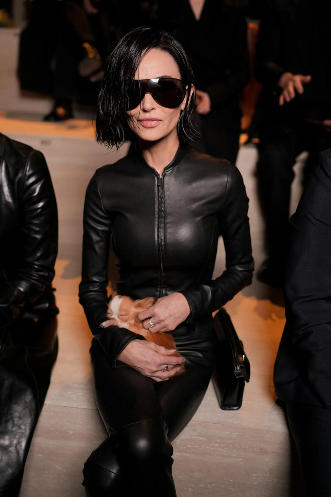 Người đ&agrave;n b&agrave; 63 tuổi "x&aacute;ch" c&uacute;n v&agrave; c&aacute; sấu đi event khiến mạng x&atilde; hội b&ugrave;ng nổ b&agrave;n luận- Ảnh 7.