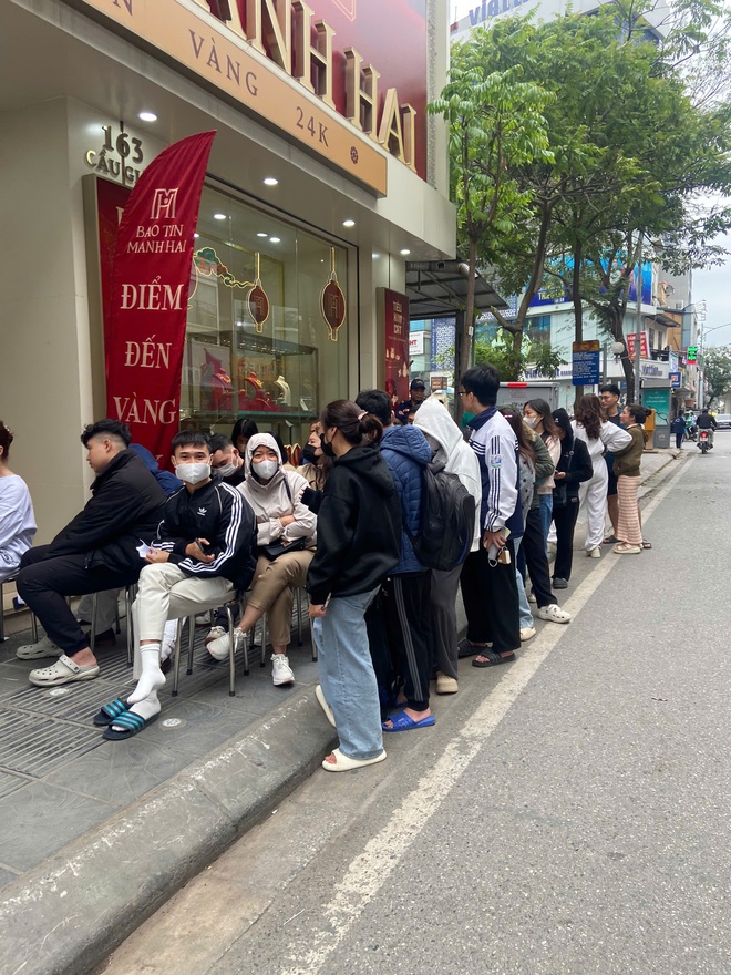 Giá vàng hơn 18,9 triệu đồng/chỉ: Người trẻ vẫn xếp hàng mua vàng bằng được, có người phải về tay không vì 1 lý do- Ảnh 4. Giá vàng hơn 18,9 triệu đồng/chỉ: Người trẻ vẫn xếp hàng mua vàng bằng được, có người phải về tay không vì 1 lý do- Ảnh 4.