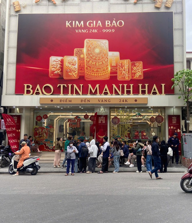 Giá vàng hơn 18,9 triệu đồng/chỉ: Người trẻ vẫn xếp hàng mua vàng bằng được, có người phải về tay không vì 1 lý do- Ảnh 3. Giá vàng hơn 18,9 triệu đồng/chỉ: Người trẻ vẫn xếp hàng mua vàng bằng được, có người phải về tay không vì 1 lý do- Ảnh 3.