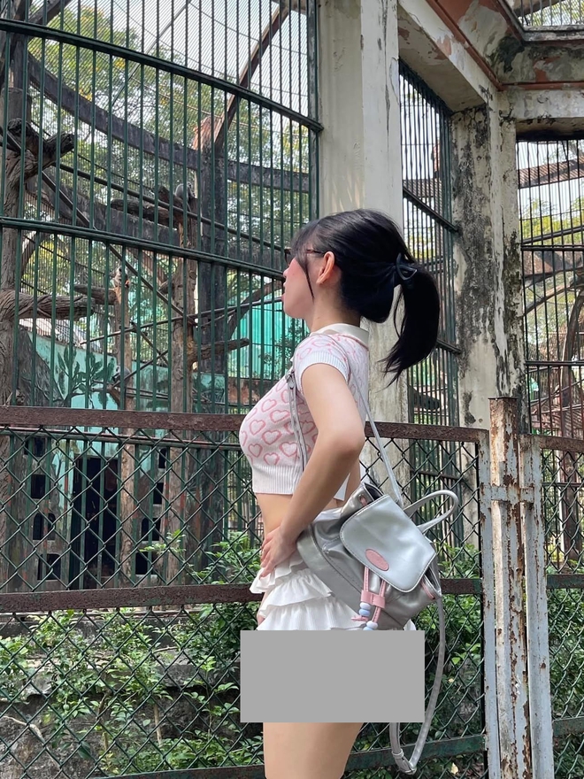 Phản cảm hình ảnh cô gái mặc váy ngắn đến lộ cả vòng 3 để đi Thảo Cầm Viên- Ảnh 2. Phản cảm hình ảnh cô gái mặc váy ngắn đến lộ cả vòng 3 để đi Thảo Cầm Viên- Ảnh 2.