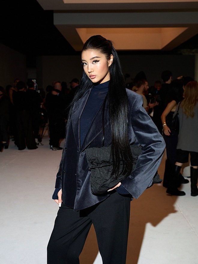 Đi chung show với Huyền 204, c&ocirc; g&aacute;i da n&acirc;u n&agrave;y đang được khen "tung trời": Đẹp dữ thần!- Ảnh 7.