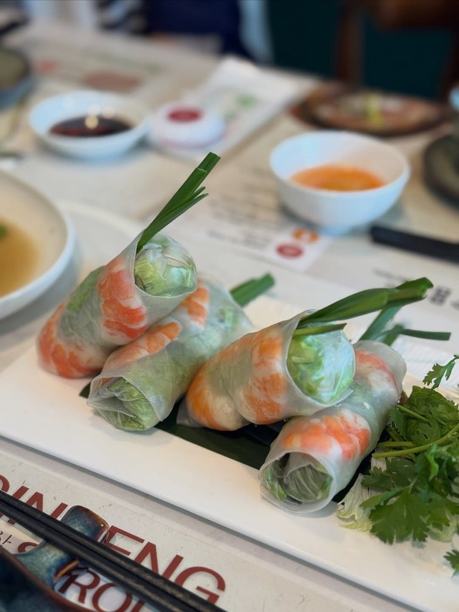 Nữ diễn viên Hàn Quốc ăn phở, uống cà phê đường tàu ở Hà Nội- Ảnh 3. Nữ diễn viên Hàn Quốc ăn phở, uống cà phê đường tàu ở Hà Nội- Ảnh 3.