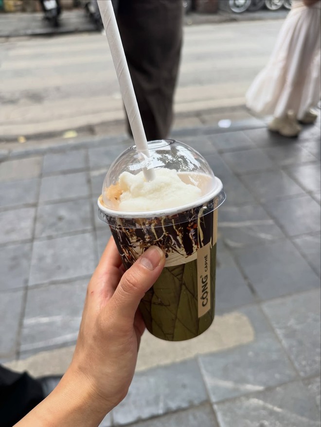 Nữ diễn viên Hàn Quốc ăn phở, uống cà phê đường tàu ở Hà Nội- Ảnh 5. Nữ diễn viên Hàn Quốc ăn phở, uống cà phê đường tàu ở Hà Nội- Ảnh 5.