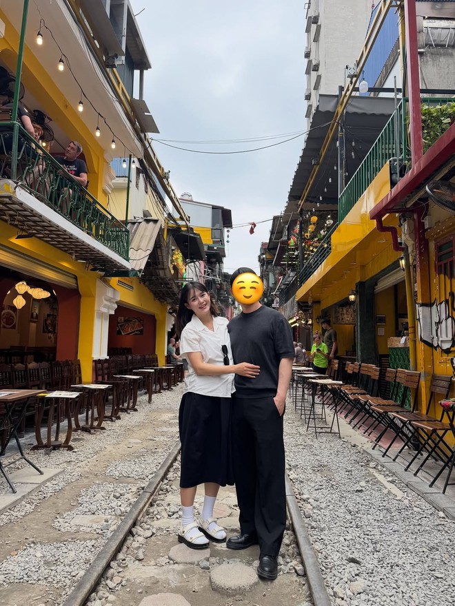 Nữ diễn viên Hàn Quốc ăn phở, uống cà phê đường tàu ở Hà Nội- Ảnh 2. Nữ diễn viên Hàn Quốc ăn phở, uống cà phê đường tàu ở Hà Nội- Ảnh 2.