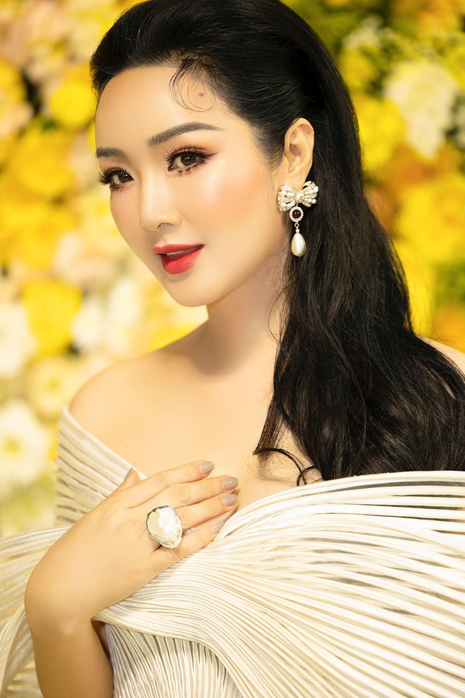 Mỹ nhân Vbiz sống trong biệt thự 1000m2 lộng lẫy như cung điện, đi mỏi chân vẫn không hết- Ảnh 3. Mỹ nhân Vbiz sống trong biệt thự 1000m2 lộng lẫy như cung điện, đi mỏi chân vẫn không hết- Ảnh 3.