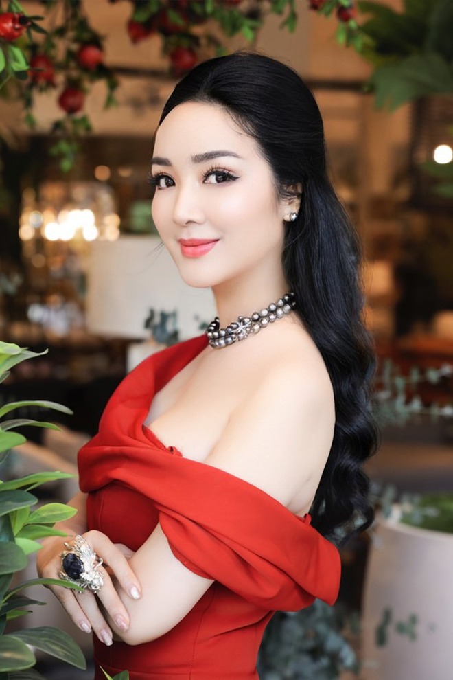 Mỹ nhân Vbiz sống trong biệt thự 1000m2 lộng lẫy như cung điện, đi mỏi chân vẫn không hết- Ảnh 1. Mỹ nhân Vbiz sống trong biệt thự 1000m2 lộng lẫy như cung điện, đi mỏi chân vẫn không hết- Ảnh 1.