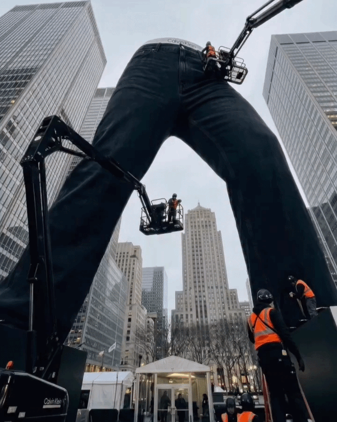 D&acirc;n mạng sốc to&agrave;n tập khi Calvin Klein dựng tượng Jung Kook mặc quần cao bằng cả to&agrave; nh&agrave; giữa New York- Ảnh 2.