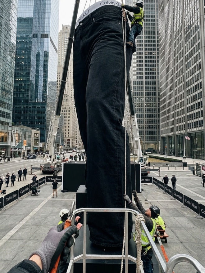D&acirc;n mạng sốc to&agrave;n tập khi Calvin Klein dựng tượng Jung Kook mặc quần cao bằng cả to&agrave; nh&agrave; giữa New York- Ảnh 4.