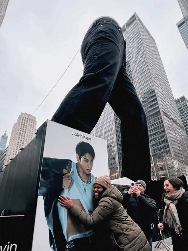 D&acirc;n mạng sốc to&agrave;n tập khi Calvin Klein dựng tượng Jung Kook mặc quần cao bằng cả to&agrave; nh&agrave; giữa New York- Ảnh 7.