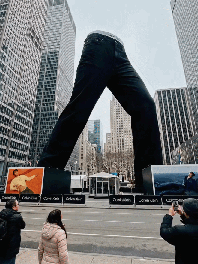 D&acirc;n mạng sốc to&agrave;n tập khi Calvin Klein dựng tượng Jung Kook mặc quần cao bằng cả to&agrave; nh&agrave; giữa New York- Ảnh 1.