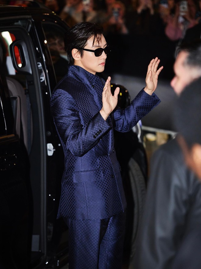 Tổng t&agrave;i số khổ dự Fashion Week: L&ecirc;n đồ bảnh hơn Lee Min Ho, d&acirc;n mạng đồng l&ograve;ng đ&ograve;i "giải cứu"- Ảnh 3.