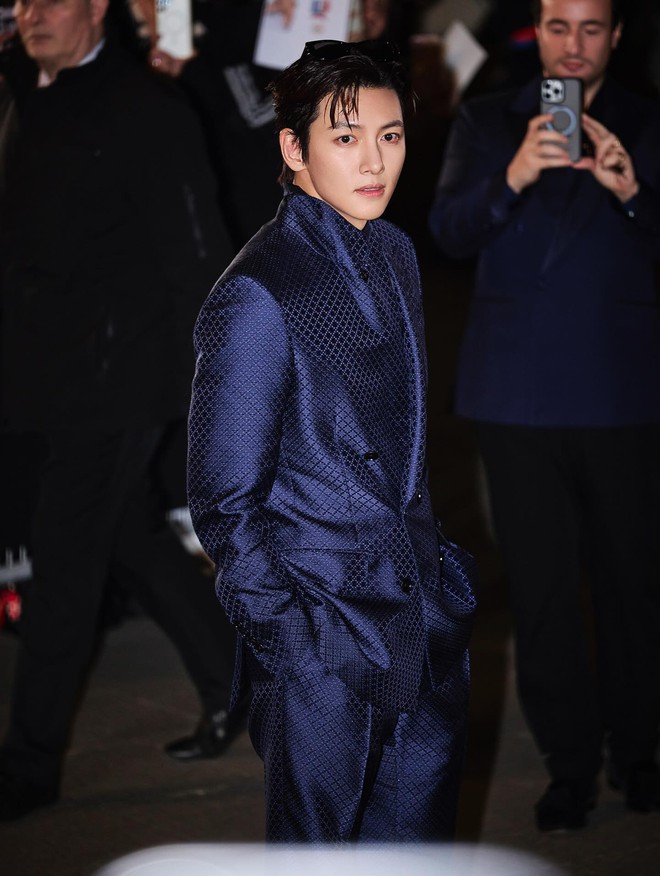 Tổng t&agrave;i số khổ dự Fashion Week: L&ecirc;n đồ bảnh hơn Lee Min Ho, d&acirc;n mạng đồng l&ograve;ng đ&ograve;i "giải cứu"- Ảnh 4.