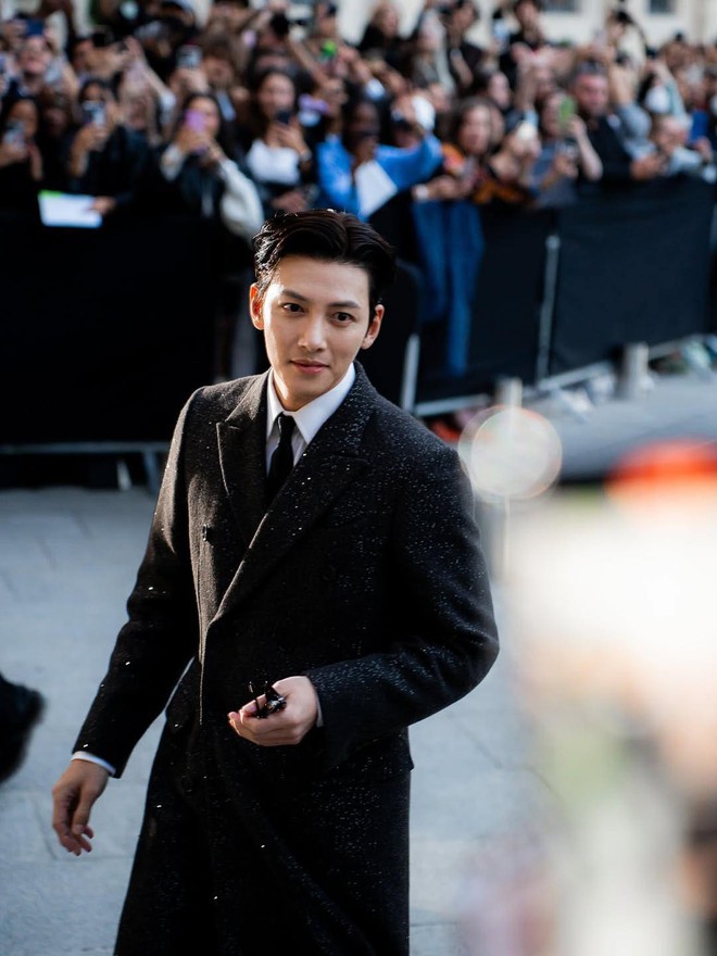 Tổng t&agrave;i số khổ dự Fashion Week: L&ecirc;n đồ bảnh hơn Lee Min Ho, d&acirc;n mạng đồng l&ograve;ng đ&ograve;i "giải cứu"- Ảnh 7.