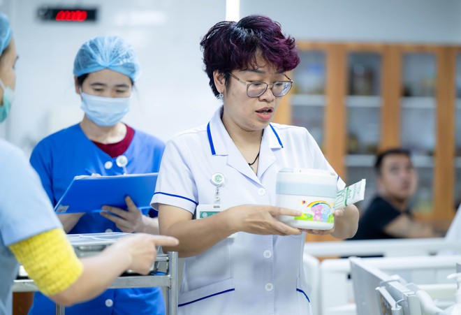 Qu&ecirc;n những cơn đau do vi&ecirc;m cột sống d&iacute;nh khớp, nữ điều dưỡng &eacute;p tim cứu sống bảo vệ si&ecirc;u thị- Ảnh 8.