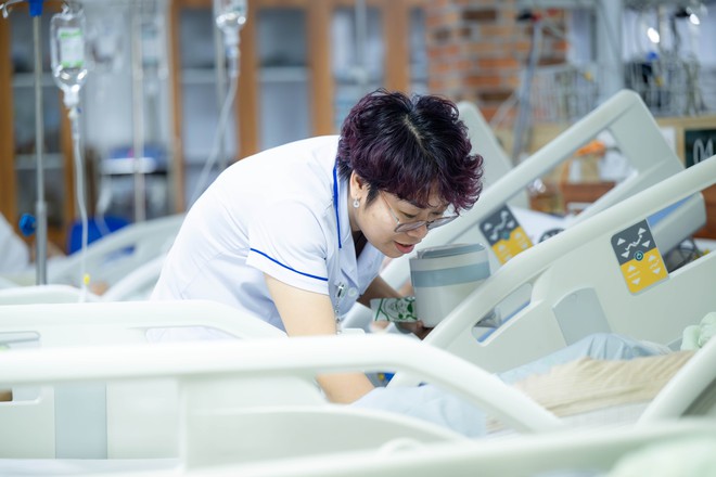 Qu&ecirc;n những cơn đau do vi&ecirc;m cột sống d&iacute;nh khớp, nữ điều dưỡng &eacute;p tim cứu sống bảo vệ si&ecirc;u thị- Ảnh 9.