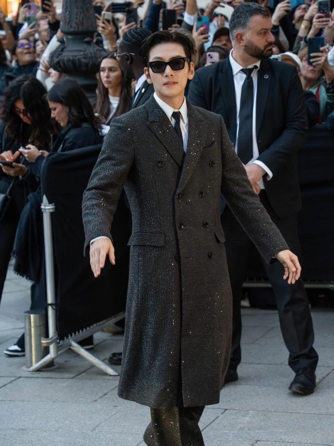 Tổng t&agrave;i số khổ dự Fashion Week: L&ecirc;n đồ bảnh hơn Lee Min Ho, d&acirc;n mạng đồng l&ograve;ng đ&ograve;i "giải cứu"- Ảnh 8.