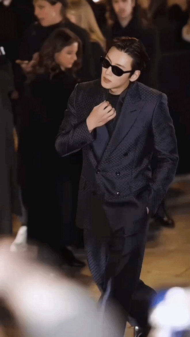 Tổng t&agrave;i số khổ dự Fashion Week: L&ecirc;n đồ bảnh hơn Lee Min Ho, d&acirc;n mạng đồng l&ograve;ng đ&ograve;i "giải cứu"- Ảnh 2.
