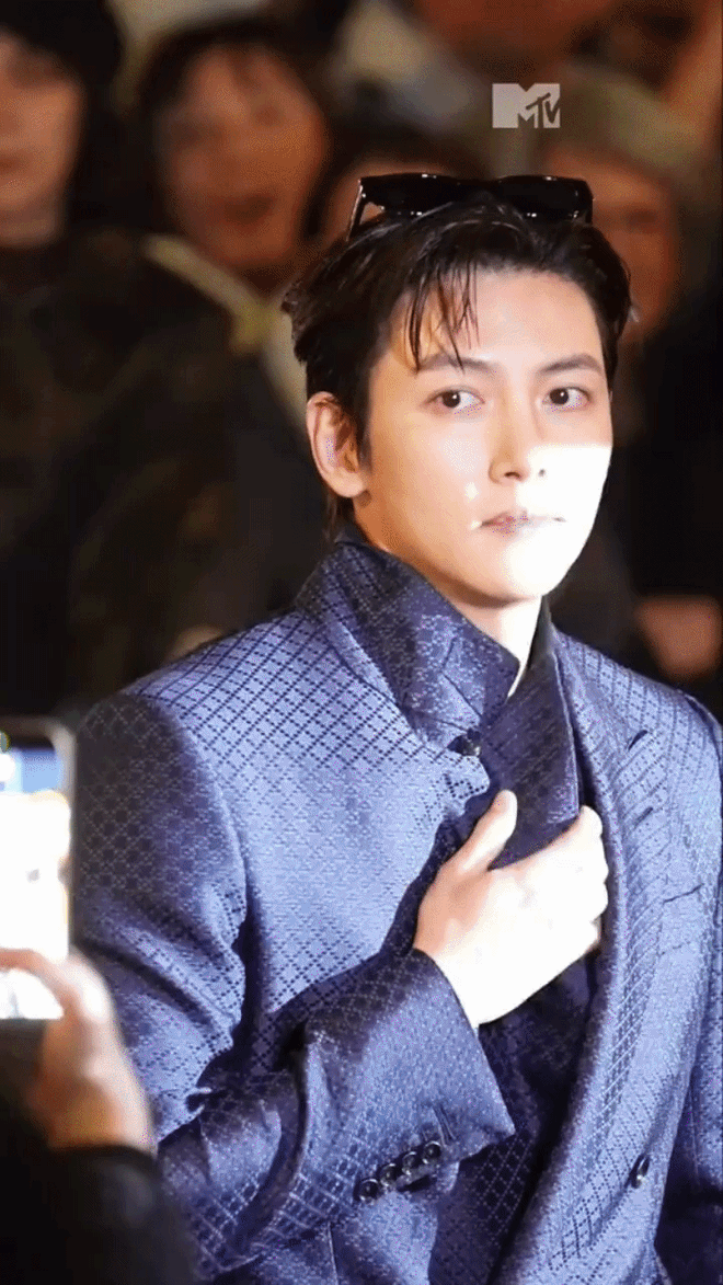 Tổng t&agrave;i số khổ dự Fashion Week: L&ecirc;n đồ bảnh hơn Lee Min Ho, d&acirc;n mạng đồng l&ograve;ng đ&ograve;i "giải cứu"- Ảnh 1.