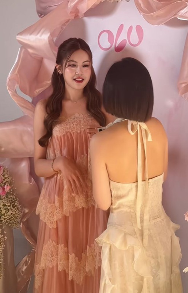 Xo&agrave;i Non đọ sắc bạn g&aacute;i HIEUTHUHAI: Ch&ecirc;nh nhau đ&uacute;ng 1 tuổi, ai hơn ai đ&acirc;y?- Ảnh 3.