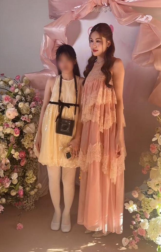 Xo&agrave;i Non đọ sắc bạn g&aacute;i HIEUTHUHAI: Ch&ecirc;nh nhau đ&uacute;ng 1 tuổi, ai hơn ai đ&acirc;y?- Ảnh 4.