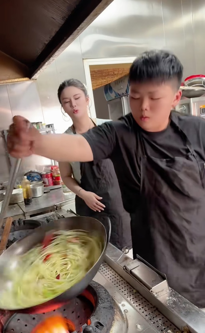 Cậu bé xoay chảo như vua đầu bếp, làm việc ở quán mỗi ngày để báo hiếu cha mẹ- Ảnh 2. Cậu bé xoay chảo như vua đầu bếp, làm việc ở quán mỗi ngày để báo hiếu cha mẹ- Ảnh 2.