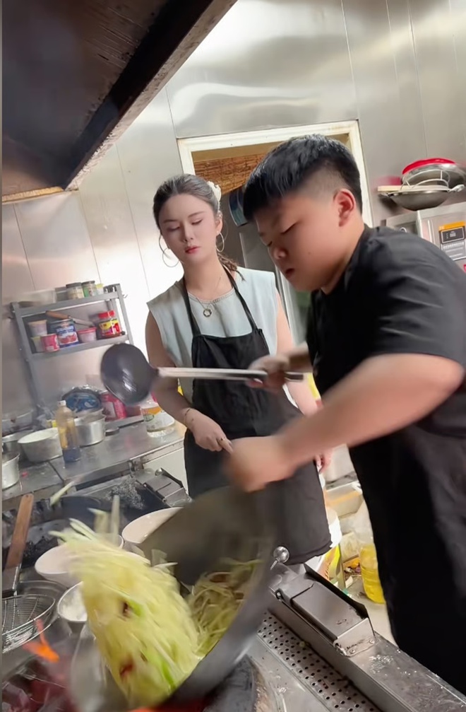 Cậu bé xoay chảo như vua đầu bếp, làm việc ở quán mỗi ngày để báo hiếu cha mẹ- Ảnh 3. Cậu bé xoay chảo như vua đầu bếp, làm việc ở quán mỗi ngày để báo hiếu cha mẹ- Ảnh 3.
