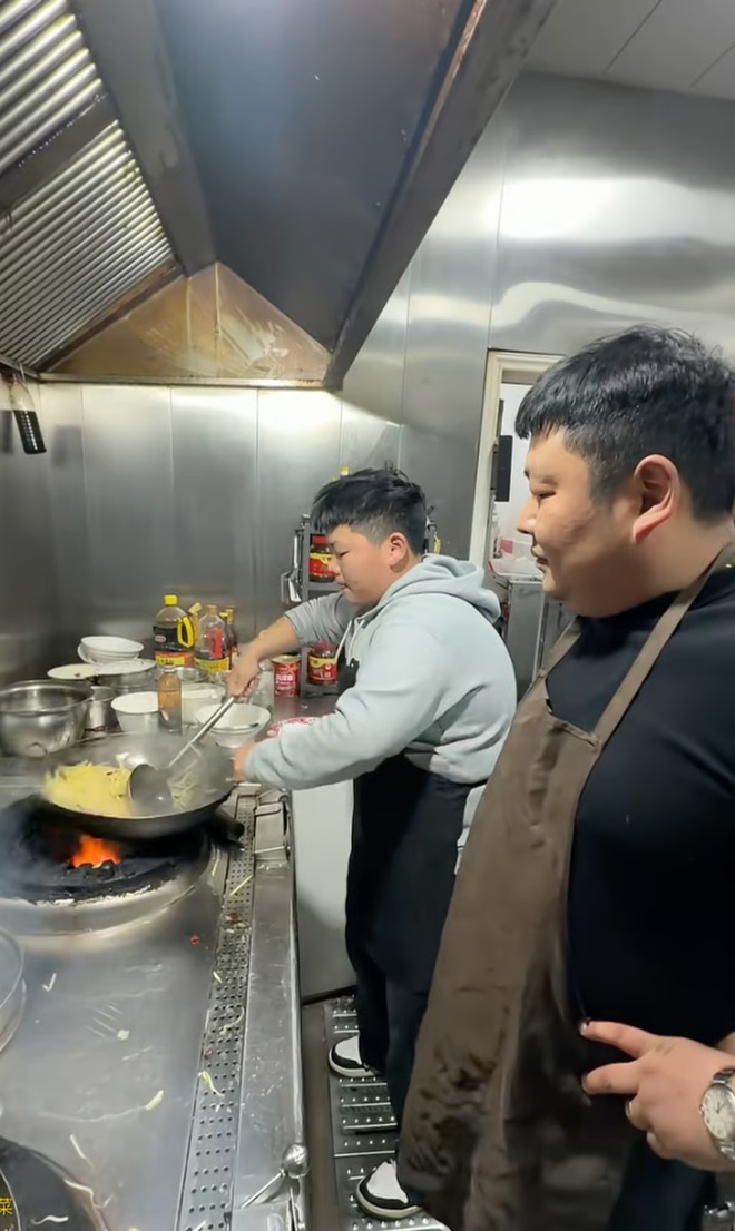 Cậu bé xoay chảo như vua đầu bếp, làm việc ở quán mỗi ngày để báo hiếu cha mẹ- Ảnh 5. Cậu bé xoay chảo như vua đầu bếp, làm việc ở quán mỗi ngày để báo hiếu cha mẹ- Ảnh 5.